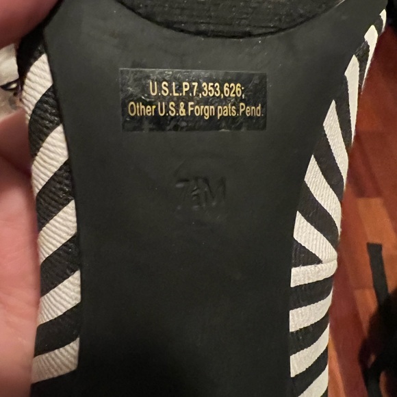 G by Guess size 7 1/2 black and white 4” heels - Picture 4 of 7